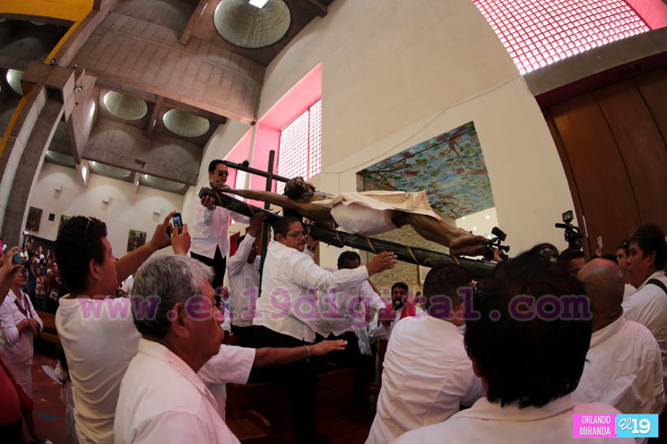 Miles de católicos participan de la bajada de la Sangre de Cristo